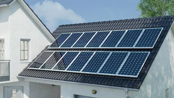 Photovoltaik auf Hausdach fuer Sonnenenergie