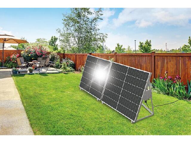 Balkonkraftwerk 600 W im Set mit 2 x 300W Solarpanel, Inverter, Montagematerial auf der Wiese neben der Terrasse