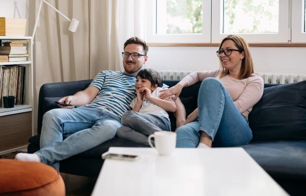 Junge-Familie-sitzt-auf-Couch